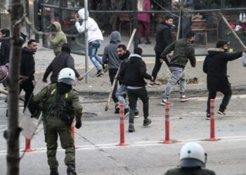 Επεισόδια έξω από τα δικαστήρια της Θεσσαλονίκης από συγκεντρωμένους Ρομά, συγγενείς του 16χρονου, που δέχθηκε πυροβολισμό από αστυνομικό στο κεφάλι και νοσηλεύεται σε κρίσιμη κατάσταση, Τρίτη 6 Δεκεμβρίου 2022. (Φωτ.: MotionTeam/Βασίλης Βερβερίδης)