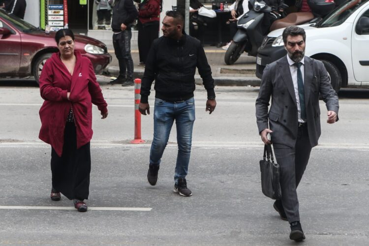 Οι γονείς του 16χρονου που πυροβολήθηκε από αστυνομικό κατά την διάρκεια καταδίωξης, τα ξημερώματα της Δευτέρας, στη δυτική Θεσσαλονίκη στα δικαστήρια όπου κατέθεσαν παράσταση πολιτικής αγωγής προς υποστήριξη της κατηγορίας, Τετάρτη 7 Δεκεμβρίου 2022. (Φωτ.: MotionTeam/Βασίλης Βερβερίδης)