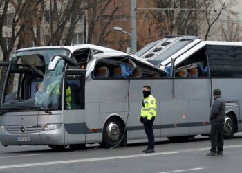 Το λεωφορείο μετά τη σύγκρουση κοντά στην πλατεία Ένωσης, στο Βουκουρέστι (φωτ.: EPA/Robert Ghement)