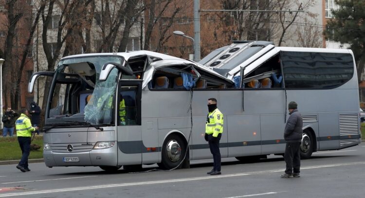 Το λεωφορείο μετά τη σύγκρουση κοντά στην πλατεία Ένωσης, στο Βουκουρέστι (φωτ.: 
EPA/Robert Ghement)