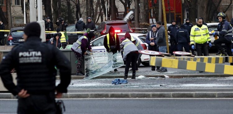 Εικόνα από το σημείο του δυστυχήματος, χθες, στο κέντρο του Βουκουρεστίου, στη Ρουμανία (φωτ.: EPA/Robert Ghement)