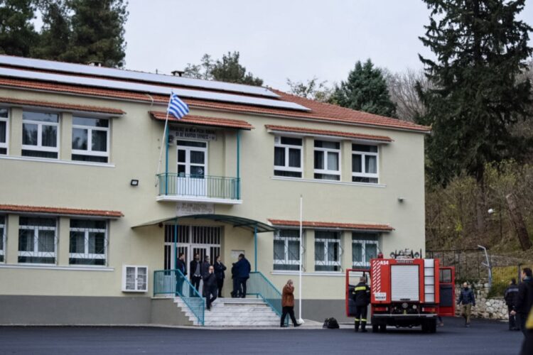 Όχημα της Πυροσβεστικής στο 9ο Δημοτικό Σερρών (φωτ.: EUROKINISSI / anexartitos.gr)