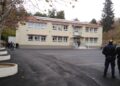 Αστυνομικοί στο 9ο δημοτικό σχολείο Σερρών όπου σημειώθηκε η φονική έκρηξη (Φωτ.: ΑΠΕ-ΜΠΕ)
