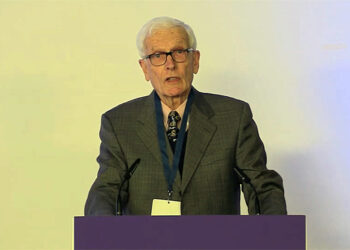 Ο Sir Michael Llewellyn-Smith στο βήμα του συνεδρίου (φωτ.: youtube)
