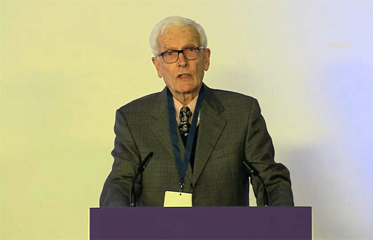 Ο Sir Michael Llewellyn-Smith στο βήμα του συνεδρίου (φωτ.: youtube)