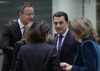 Ο υπουργός Εξωτερικών και Εμπορίου Peter Szijjarto, ο Έλληνας υπουργός Ενέργειας Κώστας Σκρέκας και η υπουργός Περιβάλλοντος Teresa Ribera, στη Σύνοδο των υπουργών Ενέργειας της ΕΕ, στις Βρυξέλλες (φωτ.:   EPA/OLIVIER HOSLET)