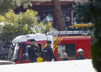 Αστυνομικοί και πυροσβέστες έξω από την ουκρανική πρεσβεία στη Μαδρίτη μετά την έκρηξη παγιδευμένης επιστολής (Φωτ.: EPA/Chema Moya)