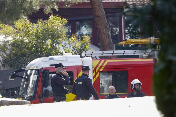 Αστυνομικοί και πυροσβέστες έξω από την ουκρανική πρεσβεία στη Μαδρίτη μετά την έκρηξη παγιδευμένης επιστολής (Φωτ.: EPA/Chema Moya)