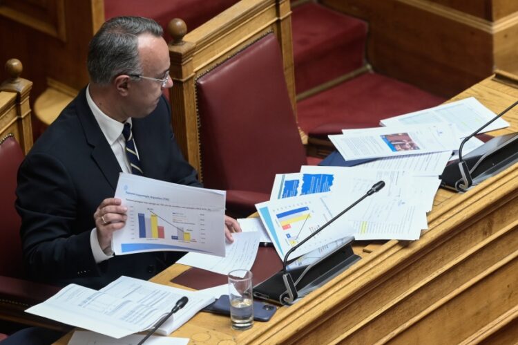 Ο υπουργός Οικονομικών Χρήστος Σταϊκούρας, χθες, κατά τη διάρκεια της συζήτησης στην Ολομέλεια της Βουλής του ν/σ «Κύρωση του κρατικού προϋπολογισμού οικονομικού έτους 2023» (φωτ.: Μιχάλης Καραγιάννης/Eurokinissi)