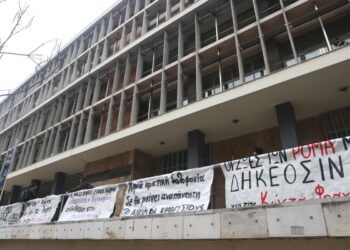 Πανό έξω από τα δικαστήρια της Θεσσαλονίκης κατά την πρώτη απολογία του 34χρονου αστυνομικού (φωτ.: EUROKINISSI / Βασίλης Βερβερίδης)