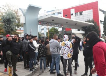 Συγκέντρωση έξω από το Ιπποκράτειο Νοσοκομείο Θεσσαλονίκης όπου νοσηλεύεται ο 16χρονος που πυροβολήθηκε από αστυνομικό, Τρίτη 6 Δεκεμβρίου 2022 (Φωτ.: MotionTeam/Βασίλης Βερβερίδης)