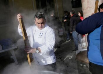 Γεύμα για απόρους μαγειρεύουν ο σεφ της Προεδρίας της Δημοκρατίας και οι μάγειρες της Κοινωνικής Κουζίνας «Ο Άλλος Άνθρωπος», στη Θεσσαλονίκη, Σάββατο 31 Δεκεμβρίου 2022. (Φωτ.: ΑΠΕ-ΜΠΕ/Αχιλλέας Χήρας)