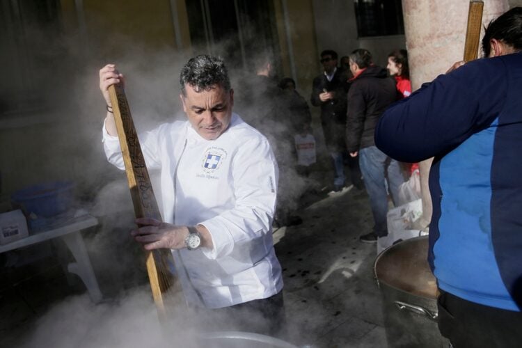 Γεύμα για απόρους μαγειρεύουν ο σεφ της Προεδρίας της Δημοκρατίας και οι μάγειρες της Κοινωνικής Κουζίνας «Ο Άλλος Άνθρωπος», στη Θεσσαλονίκη, Σάββατο 31 Δεκεμβρίου 2022. (Φωτ.: ΑΠΕ-ΜΠΕ/Αχιλλέας Χήρας)