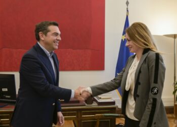 Χειραψία του προέδρου του ΣΥΡΙΖΑ Αλέξη Τσίπρα με την βουλευτή Αγγελική Αδαμοπούλου (Φωτ.: twitter.com/atsipras)