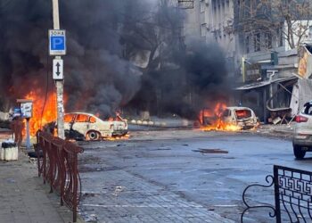 Αυτοκίνητα στη Χερσώνα έχουν παραδοθεί στις φλόγες μετά από ρωσικό βομβαρδισμό (Φωτ.: twitter.com/ZelenskyyUa)