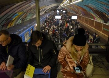 Κάτοικοι του Κιέβου βρίσκουν καταφύγιο στο μετρό της πόλης κατά τη διάρκεια βομβαρδισμού (Φωτ.: EPA/Oleg Petrasyuk)