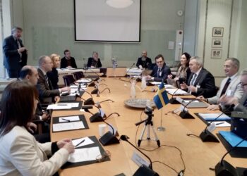 Ο Μάξιμος Χαρακόπουλος και ο Στάθης Κωνσταντινίδης στην Στοκχόλμη συνομιλούν με τα μέλη των Επιτροπών Δικαιοσύνης και Κοινωνικής Ασφάλισης, του σουηδικού κοινοβουλίου (Φωτ.: ΑΠΕ-ΜΠΕ)
