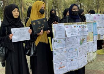 Αφγανές τον περασμένο Οκτώβριο κρατούν έγγραφα που πιστοποιούν την εκπαίδευσή τους, καθώς και τα πανεπιστημιακά πτυχία τους, απαιτώντας από την κυβέρνηση των Ταλιμπάν να τους προσφέρει εργασία βάσει των προσόντων τους (φωτ.: EPA/Stringer)