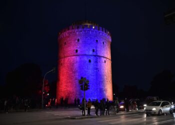 Ο Λευκός Πύργος φωτισμένος στα χρώματα της αρμένικης σημαίας (φωτ. αρχείου: ΜΟΤΙΟΝΤΕΑΜ)