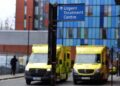 Ασθενοφόρα έξω από το Βασιλικό Νοσοκομείο του Λονδίνου (φωτ.: EPA / Andy Rain)