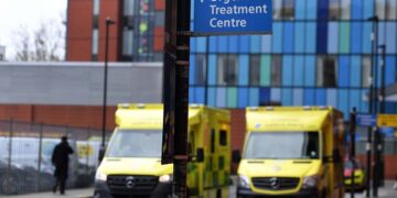 Ασθενοφόρα έξω από το Βασιλικό Νοσοκομείο του Λονδίνου (φωτ.: EPA / Andy Rain)