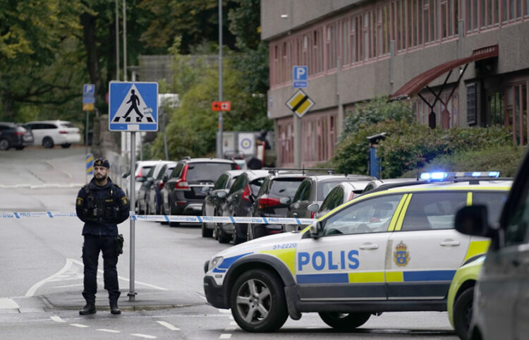 Σουηδός αστυνομικός έξω από κτήριο στο Γκέτεμποργκ (φωτ.: EPA / Bjorn Larsson Rosvall SWEDEN OUT)