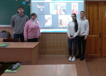 H Βικτωρία Κουζμένκο σε τάξη του σχολείου με μαθητές (πηγή: ΑΠΕ-ΜΠΕ)