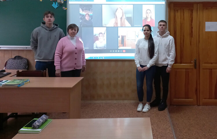 H Βικτωρία Κουζμένκο σε τάξη του σχολείου με μαθητές (πηγή: ΑΠΕ-ΜΠΕ)