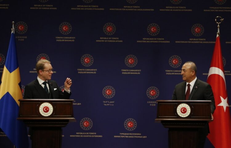 Από αριστερά, ο Σουηδός υπουργός Εξωτερικών Τομπίας Μπίλστρεμ και ο Τούρκος ομόλογός του Μεβλούτ Τσαβούσογλου (φωτ.: EPA/Necati Savas)