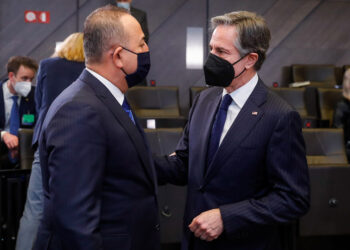 Μεβλούτ Τσαβούσογλου και Άντονι Μπλίνκεν στο περιθώριο Συνόδου του ΝΑΤΟ, τον Μάρτιο του 2022 (φωτ.: EPA / Stephanie Lecocq)