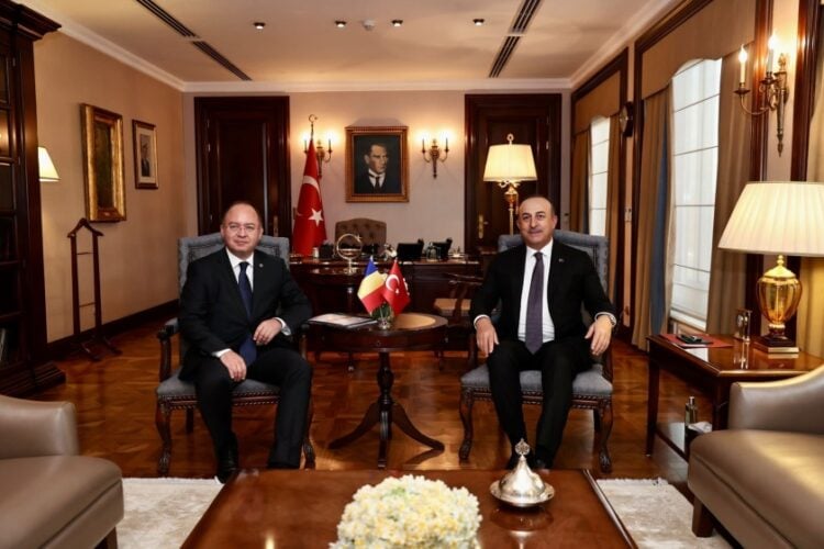 Ο Τούρκος ΥΠΕΞ (δεξιά) με τον Ρουμάνο ομολογό του Μπογκντάν Αουρέσκου (φωτ.; twitter.com/MevlutCavusoglu)