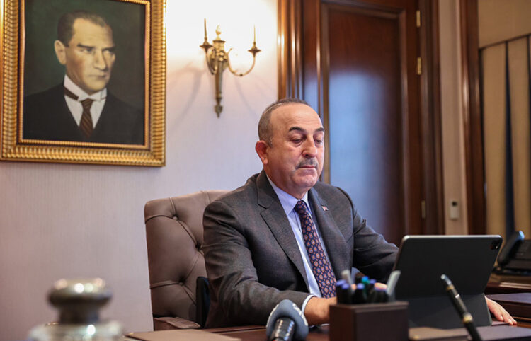 Ο Μεβλούτ Τσαβούσογλου στο γραφείο του υπό το βλέμμα του Μουσταφά Κεμάλ (φωτ.: Twitter / @MevlutCavusoglu)