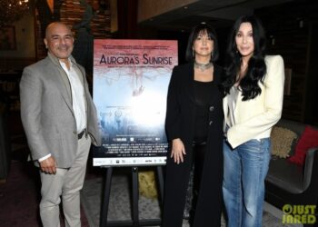Από αριστερά ο Αρμενιο-Αμερικανός παραγωγός Έρικ Εσραΐλιάν, η σκηνοθέτις Ίνα Σαχακγιάν και η Σερ στην ειδική προβολή του ντοκιμαντέρ (φωτ.: Justjared.com)