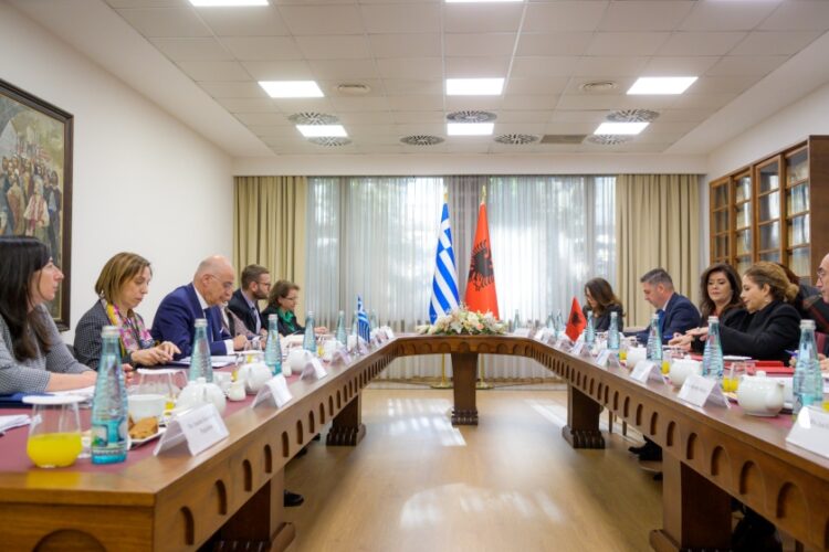 Ο υπουργός Εξωτερικών στη διάρκεια της συνάντησής του με την Αλβανίδα ομόλογό του Όλτα Χάκα στα Τίρανα (φωτ. twitter.com/NikosDendias)