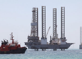Πλατφόρμα άντλησης πετρελαίου στην Ερυθρά Θάλασσα κοντά στις ακτές της Αιγύπτου (φωτ.: EPA / Mike Nelson)