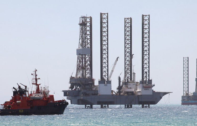 Πλατφόρμα άντλησης πετρελαίου στην Ερυθρά Θάλασσα κοντά στις ακτές της Αιγύπτου (φωτ.: EPA / Mike Nelson)