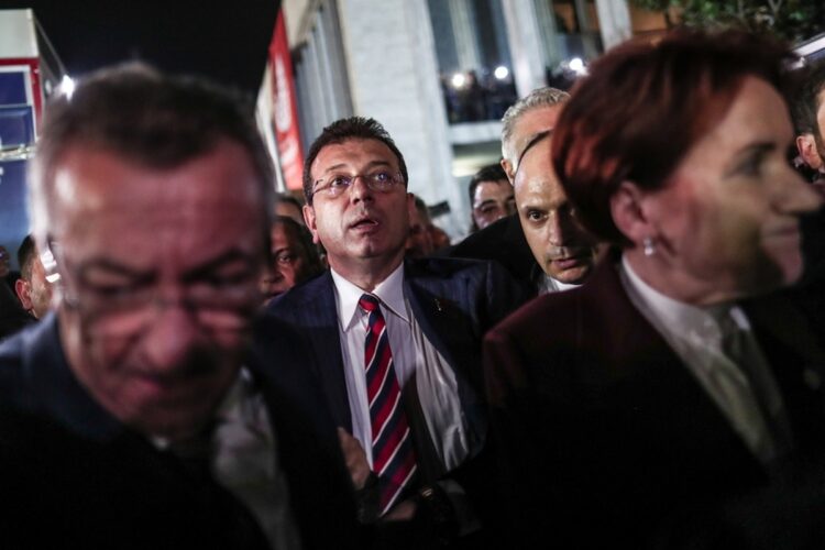 Ο δήμαρχος Κωνσταντινούπολης Εκρέμ Ιμάμογλου, στη διάρκεια συγκέντρωσης των υποστηρικτών του, μετά από τη δίκη του (φωτ. EPA/Sedat Suna)