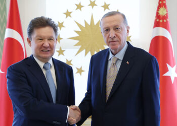 Ο πρόεδρος της Τουρκίας και ο επικεφαλής της Gazprom κατά τη συνάντησή τους στην Κωνσταντινούπολη (φωτ.: ΙΗΑ)