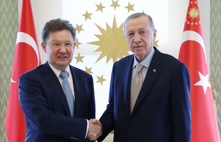 Ο πρόεδρος της Τουρκίας και ο επικεφαλής της Gazprom κατά τη συνάντησή τους στην Κωνσταντινούπολη (φωτ.: ΙΗΑ)