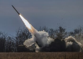 Στιγμιότυπο από την εκτόξευση ενός συστήματος πυραύλων πυροβολικού υψηλής κινητικότητας (HIMARS) του ουκρανικού στρατού, στην περιοχή της Χερσώνας (φωτ.: EPA/Hannibal Hanschke)