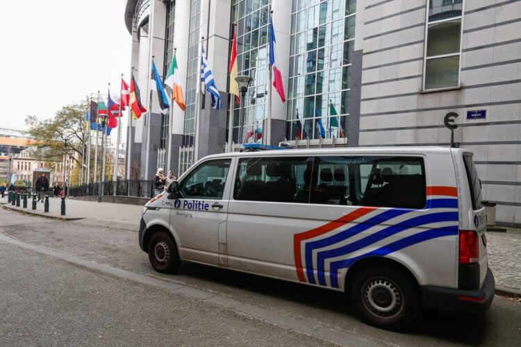 Όχημα της βελγικής αστυνομίας έξω από το Ευρωκοινοβούλιο (φωτ.: EPA/Stephanie Lecocq)