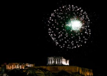 Πυροτεχνήματα στην Ακρόπολη για την υποδοχή του νέου έτους (φωτ.: EUROKINISSI)