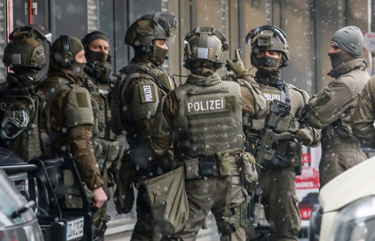 Μέλη των ειδικών δυνάμεων της γερμανικής αστυνομίας έξω από το εμπορικό κέντρο στη Δρέσδη (φωτ.: EPA / Matthias Schumann)
