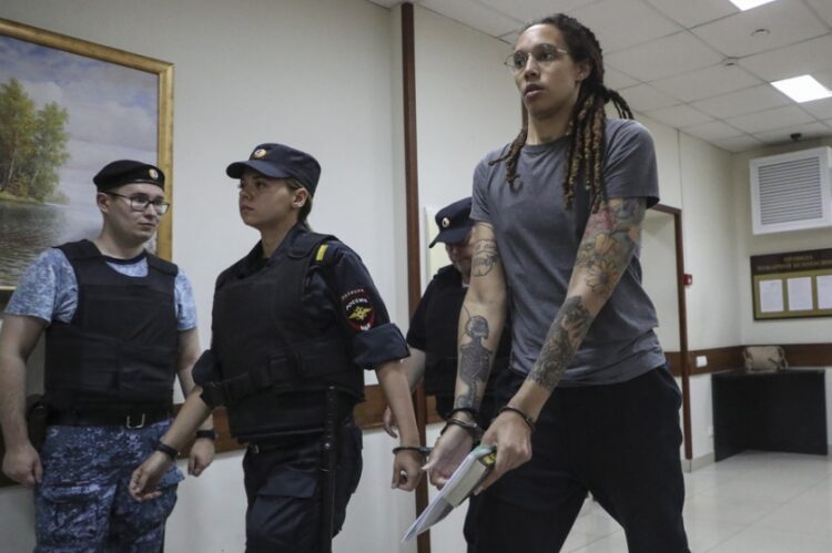 Η Γκράινερ κρατούταν τους τελευταίους μήνες στη Μόσχα μετά από καταδίκη της για «λαθρεμπόριο ναρκωτικών» (φωτ.: EPA/Maxim Shipenkov)