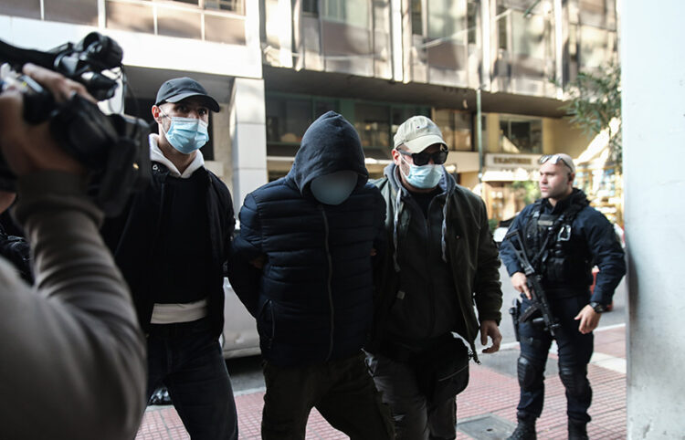 Αστυνομικοί συνοδεύουν τον 25χρονο στο Δικαστικό Μέγαρο Πειραιά (φωτ.: EUROKINISSI / Γιάννης Παναγόπουλος)