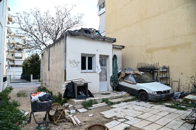 Το σπίτι επί της οδού Μυλοποτάμου στο Ίλιον όπου, όπως προέκυψε από έρευνα της αστυνομίας, ήταν το μέρος στο οποίο οι ανήλικοι βίαζαν και κακοποιούσαν τον 15χρονο (φωτ.: EUROKINISSI/ Μιχάλης Καραγιάννης)