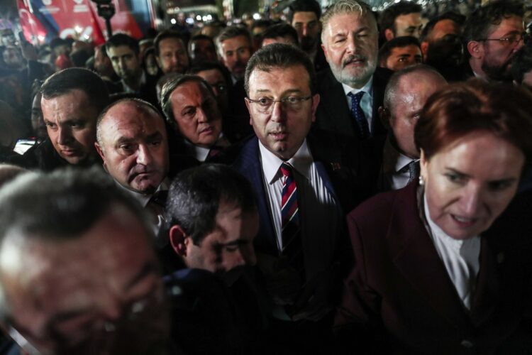 Ο Εκρέμ Ιμάμογλου στη διάρκεια συγκέντρωσης των υποστηρικτών του στην Κωνσταντινούπολη, μετά την ανακοίνωση της ποινής που του επέβαλαν τα τουρκικά δικαστήρια (φωτ.: EPA/Sedat Suna)