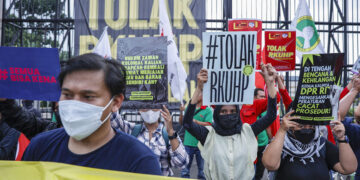 Διαδήλωση έξω από το Κοινοβούλιο της Ινδονησίας ενάντια στον νέο Ποινικό Κώδικα (φωτ.: EPA / Mast Irham)