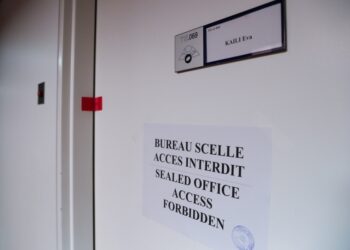 Εμφανής είναι η σφραγίδα στην πόρτα του γραφείου της Εύας Καϊλή στο Ευρωκοινοβούλιο (φωτ.: EPA/Julien Warnand)