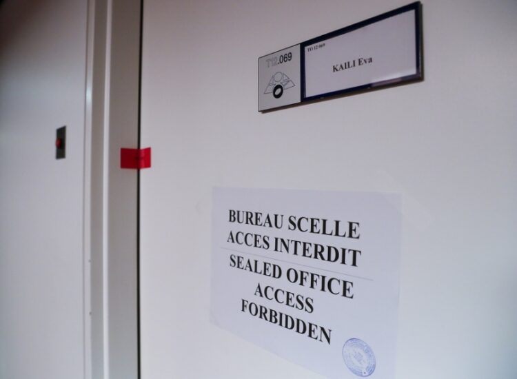 Εμφανής είναι η σφραγίδα στην πόρτα του γραφείου της Εύας Καϊλή στο Ευρωκοινοβούλιο (φωτ.: EPA/Julien Warnand)